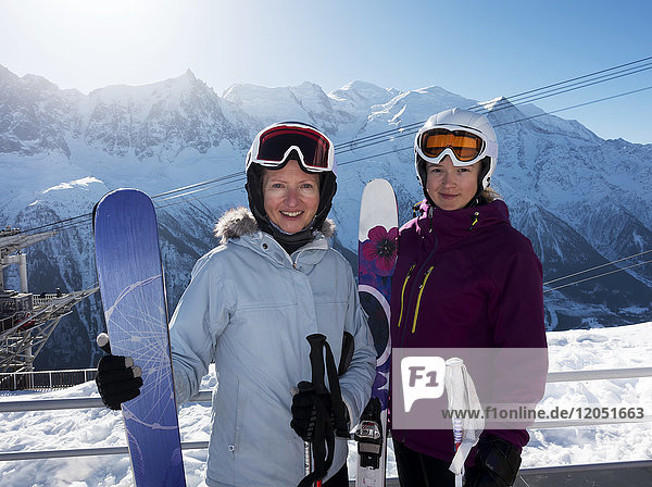 Zwei Skifahrerinnen posieren im Skigebiet Brevent-Flegere; Chamonix  Frankreich