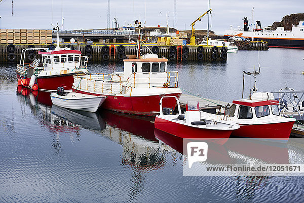 Fischerboote im ruhigen Wasser des Hafens; Hofn  Island