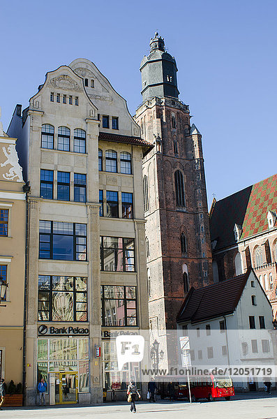 Gebäude im Stadtzentrum mit rotem Elektro-Kleinbus  Bank Pecao und Kirche der Heiligen Elisabeth; Breslau  Polen