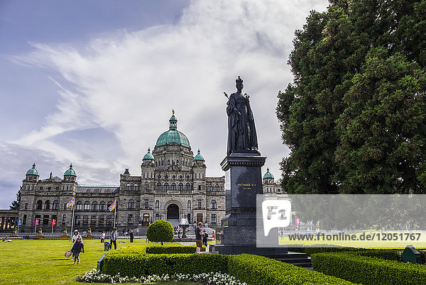 Eine Statue von Königin Victoria vor den Parlamentsgebäuden von British Columbia; Victoria  British Columbia  Kanada