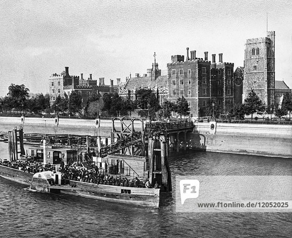 Laterna Magica um 1900  Ansichten von London  England in der viktorianischen Zeit. Der Schaufelraddampfer Prince Arthur vor dem Warf/Jetty of London Palace. Touristen und Urlauber auf dem Boot auf der Themse