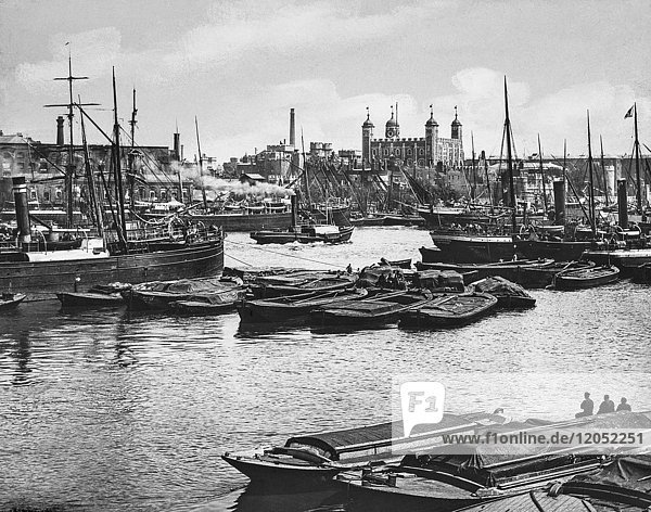 Laterna Magica um 1900  Ansichten von London  England in der viktorianischen Zeit. Blick über die Themse auf das Toer of London. Lastkähne  Dampfschiffe und andere Boote auf der Themse