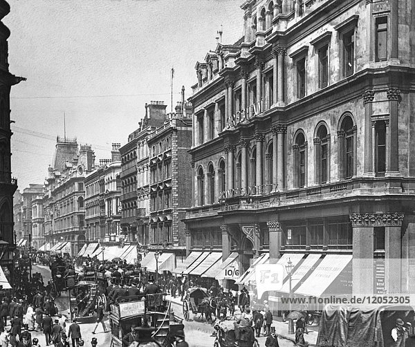 Laterna Magica um 1900  Ansichten von London  England in der viktorianischen Zeit. Belebte Straße in Cheapside mit Pferdebussen  Kutschen  Geschäften und Menschen