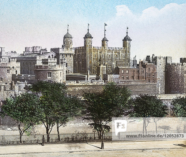 Diapositiv mit Laterna Magica um 1900  handkolorierte Ansichten von London  England in der viktorianischen Zeit. Blick auf London vom Great Tower Hill. Mann schaut durch ein Geländer auf das Gebäude