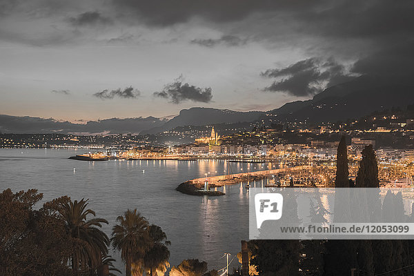 Lichter  die das Stadtbild entlang des Mittelmeers erhellen; Menton  Côte d'Azur  Frankreich
