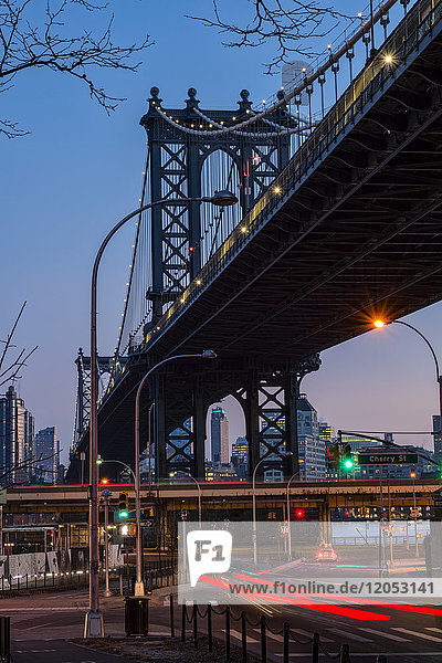 Manhattan Bridge bei Sonnenuntergang; New York City  New York  Vereinigte Staaten von Amerika