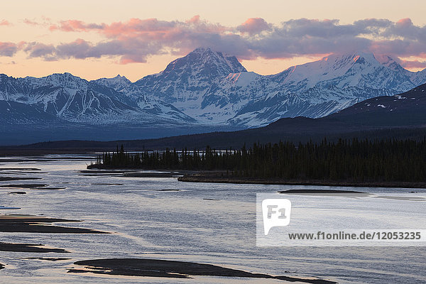 Sonnenuntergang auf Mt. Deborah und Mt. Hess in der Alaska Range  gesehen von der Susitna River Brücke entlang des Denali Highway; Alaska  Vereinigte Staaten von Amerika