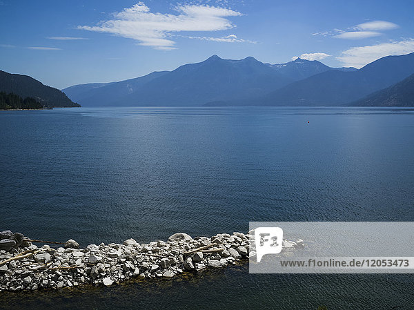 Das ruhige,  blaue Wasser des Kootenay River und die kanadischen Rocky Mountains; Wynndel,  British Columbia,  Kanada