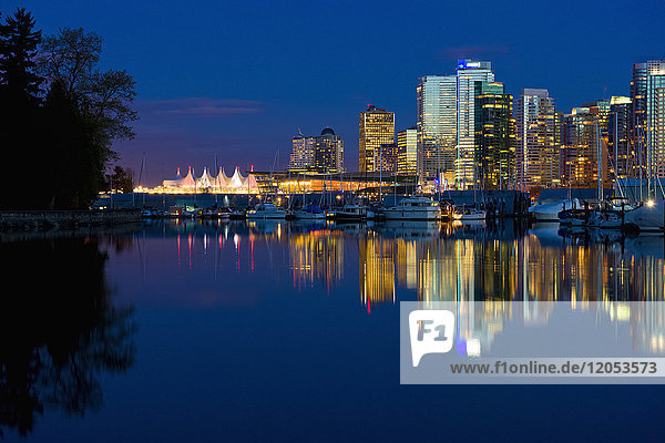 Reflexion der Skyline von Vancouver am Abend; Vancouver  British Columbia  Kanada