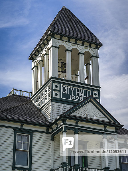 Rathaus mit einem Glockenturm über dem Eingang; Nelson  British Columbia  Kanada