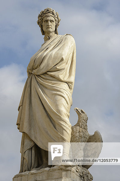 Die Statue von Dante Alighieri  in der Nähe der Basilika Santa Croce; Florenz  Toskana  Italien