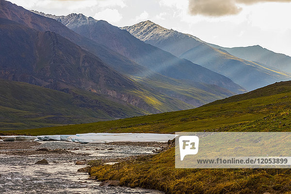 Licht durchdringt die Wolken in einem Tal in der Brooks Range; Alaska  Vereinigte Staaten von Amerika