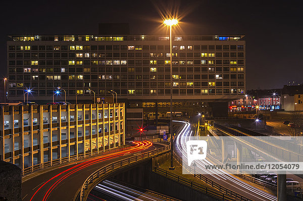 Lichtspuren über den nächtlichen Straßen mit beleuchteten Gebäudefenstern; Newcastle Upon Tyne  Tyne and Wear  England