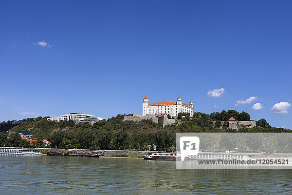 Slowakei  Bratislava  Donau  Burg Bratislava auf einem Hügel