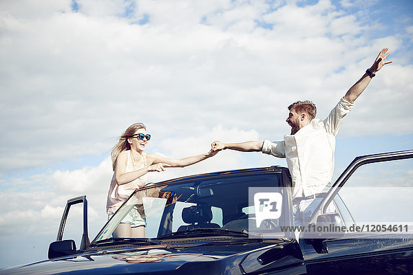 Sorgenfreies junges Paar mit Auto