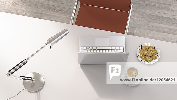 Kaffeepause im Büro  Tasse Kaffee und Kekse per Laptop auf dem Schreibtisch