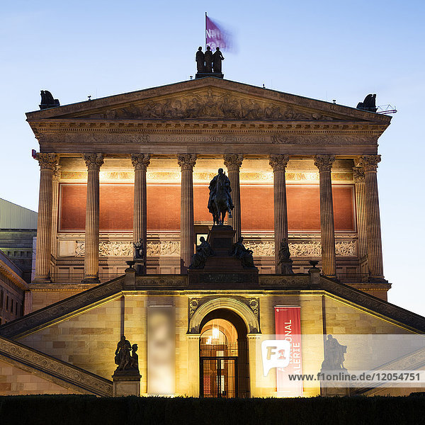 Deutschland,  Berlin,  beleuchtete Alte Nationalgalerie