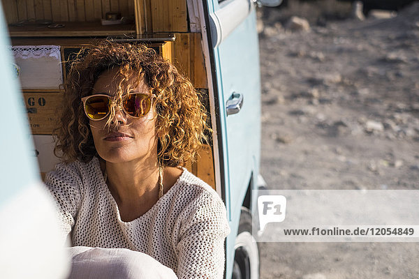 Spanien  Teneriffa  Porträt einer Frau mit Sonnenbrille im Kleinbus
