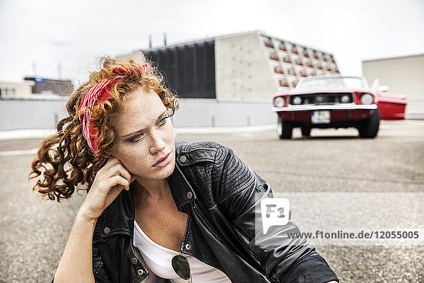 Porträt einer selbstbewussten rothaarigen Frau auf Parkebene