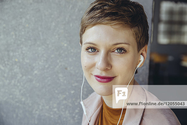 Porträt einer Frau mit Kopfhörer