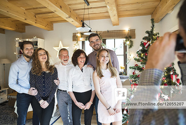 Familie posiert für ein Foto am Weihnachtsbaum