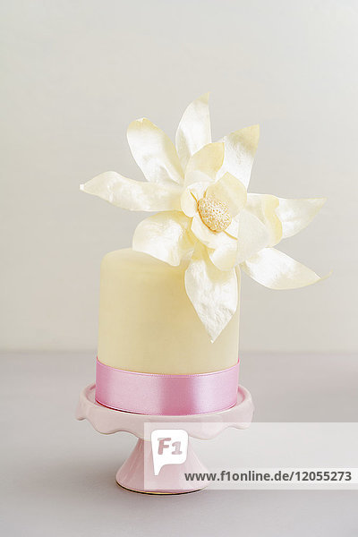 Mini-Torte mit Fondant und Blume aus essbarem Papier