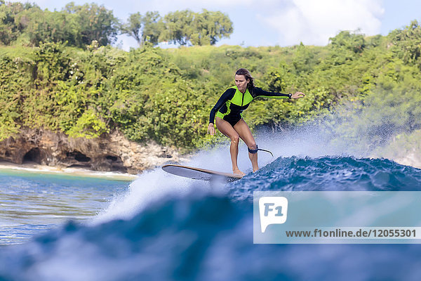Indonesien,  Bali,  Frau beim Surfen