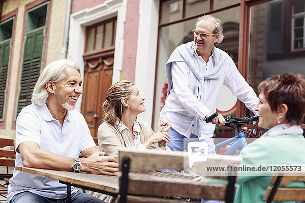 Deutschland  Heidelberg  Seniorenfreunde in einem Straßencafé
