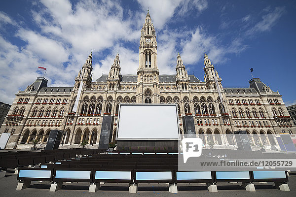 Österreich Wien Blick zum Rathaus mit leerer Leinwand und Sitzreihen im Vordergrund