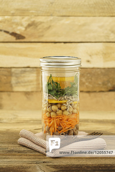 Glas veganer gemischter Salat mit Vollkornnudeln  Kichererbsen und verschiedenem Gemüse