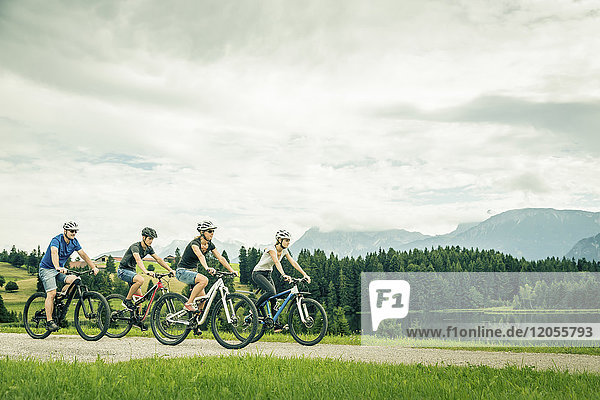 Deutschland  Bayern  Pfronten  Mountainbike fahren mit der Familie am Ladeside