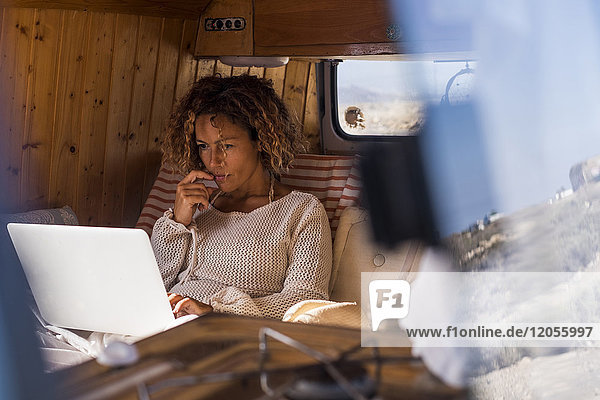 Spanien  Teneriffa  Frau mit Laptop im Van