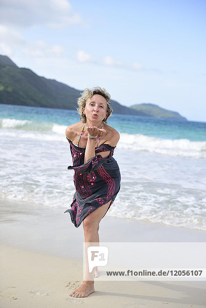 Dominikanische Republik  Samana  Frau beim Küssen am Strand