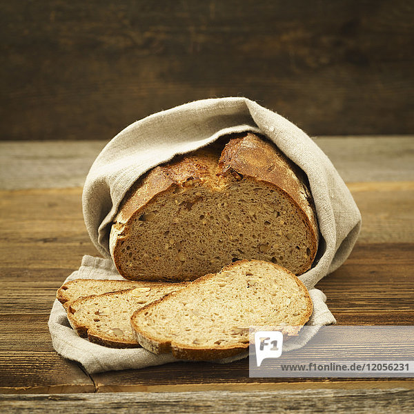 Geschnittenes Brot im Leinentuch