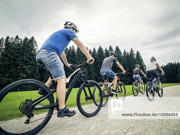 Deutschland  Bayern  Pfronten  Mountainbike-Familienfahrten auf dem Land