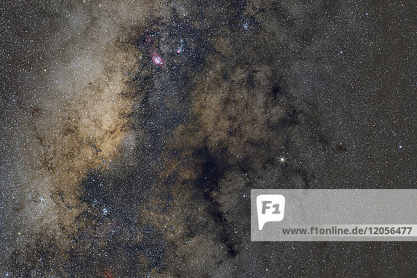 Namibia  Region Khomas  bei Uhlenhorst  Astrofoto  Zentrum der Milchstraße (Galaktisches Zentrum) mit M8  schweren Staubnebeln und dem Planeten Saturn