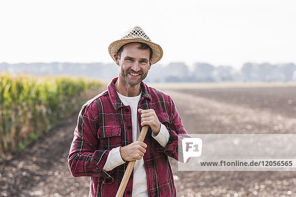Porträt eines selbstbewussten Bauern auf dem Feld