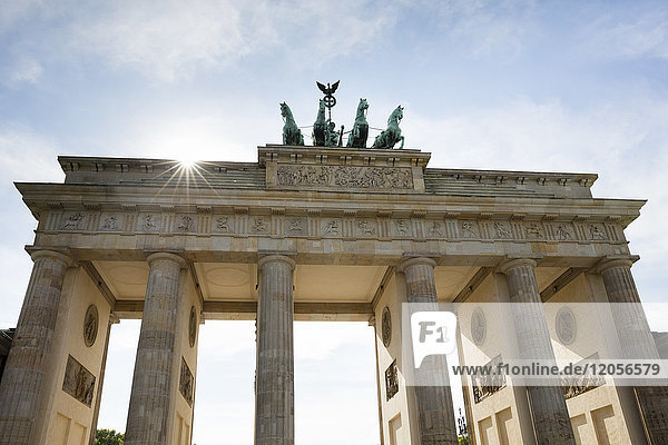 Deutschland  Berlin  Brandenburger Tor mit Quadriga im Gegenlicht