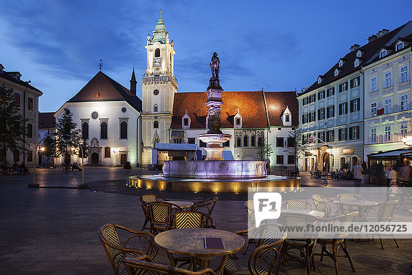 Slowakei Bratislava Altstadt Hauptplatz bei Nacht mit Café-Restauranttischen Roland-Brunnen und Rathaus