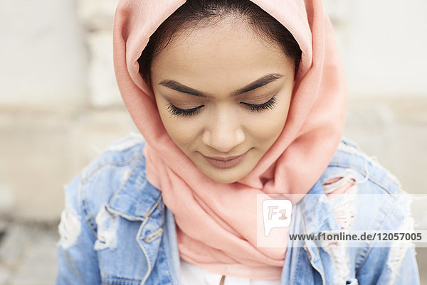 Nahaufnahme einer jungen Frau in Hijab mit Blick nach unten