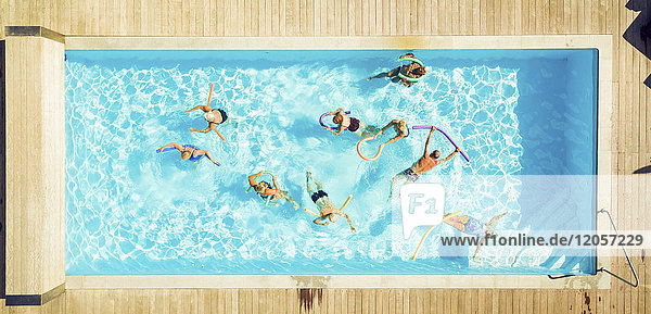 Draufsicht einer Gruppe von Senioren beim Wassergymnastik im Pool