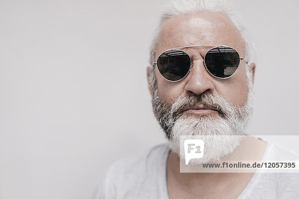 Porträt eines reifen Mannes mit Sonnenbrille