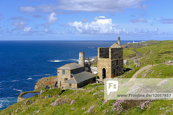 UK,  Cornwall,  Alte Zinn- und Kupfermine mit Leuchtturm Pendeen im Hintergrund