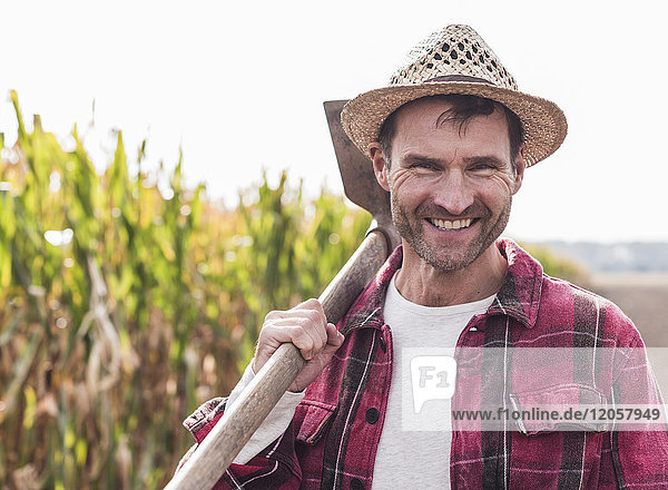 Porträt eines glücklichen Bauern auf dem Feld