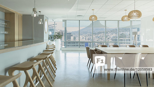 Barhocker entlang der Theke in einer urbanen  modernen Konferenzraum-Cafeteria