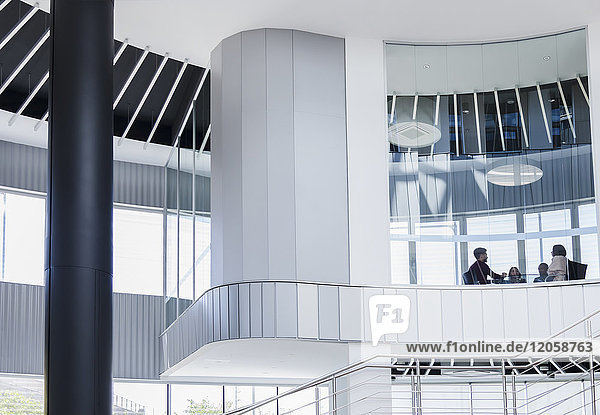 Geschäftsleute treffen sich im architektonischen  modernen Büro-Konferenzraumfenster