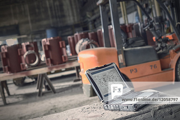 Digitale Blaupausen auf dem Laptop im Stahlwerk