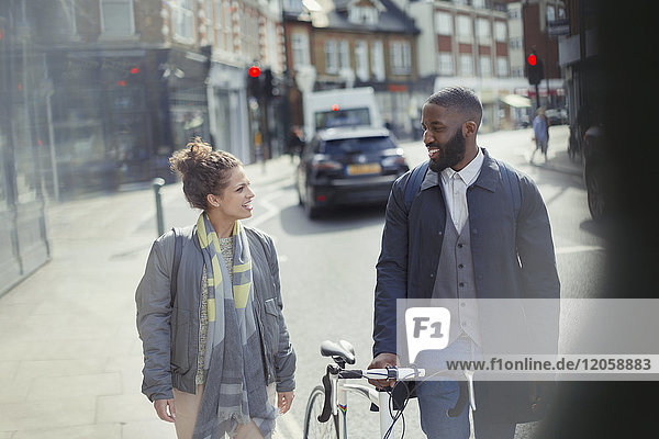 Paar zu Fuß  Pendeln mit dem Fahrrad auf der städtischen Straße