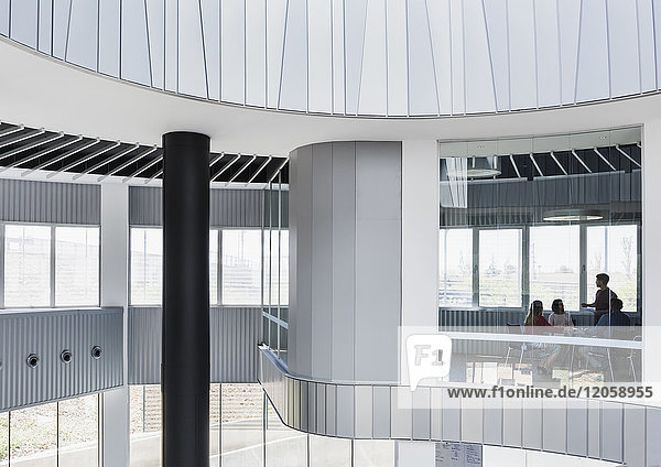 Geschäftsleute treffen sich im architektonischen  modernen Konferenzraumfenster
