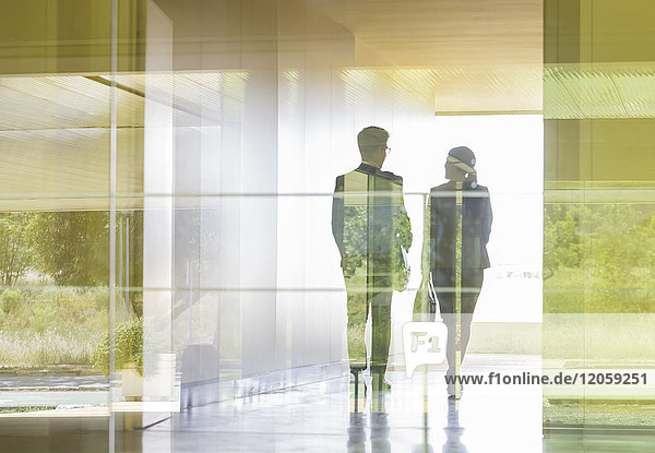 Silhouette Geschäftsleute zu Fuß in modernen Büroflur